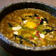 焦がしニンニクの香ばしさとブラックペッパーの力強い辛さは爽やかさも持ち合わせる新しい激辛です。
選べる辛さは4段階！
胡椒とニンニクの効能でウイルスに負けない体作りにブラック長居！