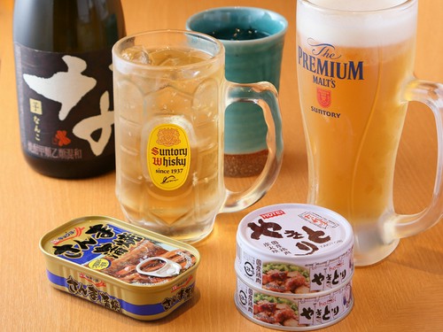 お酒も豊富。缶詰をつまみに、一杯いかが
