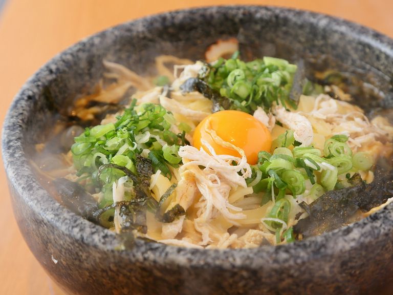 鶏肉とチーズが絶妙にマッチ『石鍋カレーうどん(鶏チーズ)』