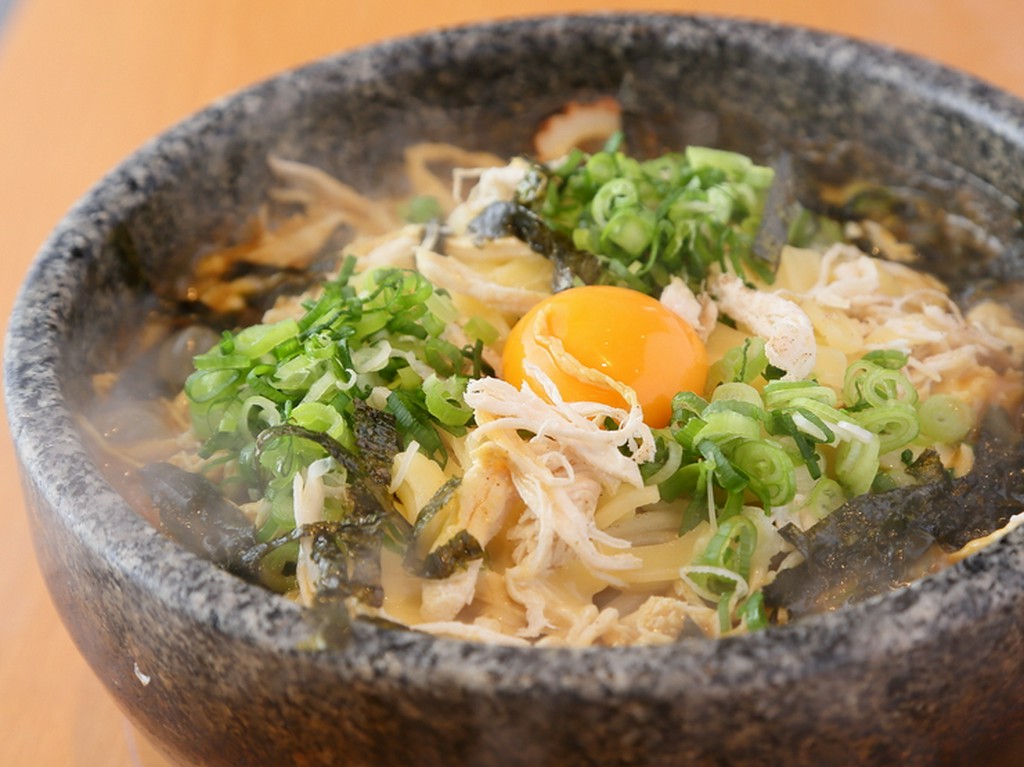 鶏肉とチーズが絶妙にマッチ『石鍋カレーうどん（鶏チーズ）』