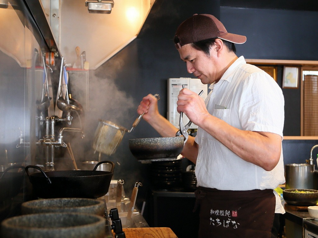 笑顔を絶やさず、心からの接客と料理でおもてなし