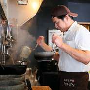 お客様に心地よく過ごしてもらえるように、笑顔で接客することを心掛けているという橘氏。「美味しい食べ方などの説明もしていますので、気軽に聞いてください」とのことです。