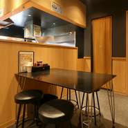 カウンター席のほか、テーブル席もあり、お子様連れでも利用できるカレーうどん専門店。カレーの辛さが抑え気味になっているので、小さなお子様から年配の方まで、老若男女問わず楽しめます。
