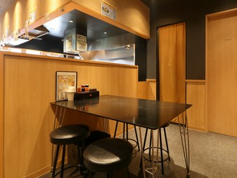 家族みんなで食事を楽しめる、落ち着いた雰囲気の店内