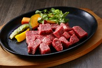 「大黒千牛」赤身肉の希少部位を使用した、直営店だから出せるサイコロステーキ。肉そのものの食感を存分に味わいたいかたには、赤身肉がおすすめです。