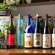 お酒は日本酒がメイン。選りすぐりの地酒が、定番から季節ごとのおすすめまで揃っており、来るたび違ったお酒を味わうこともできます。料理と合わせて楽しんでみませんか。