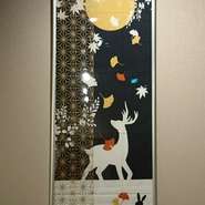 随所に飾られた絵や生け花が、ホッと一息つける癒しのムードを演出。日本の四季や料理の走り・旬・名残りと出会いを、空間ごと感じて、楽しんでほしいという思いが感じられます。