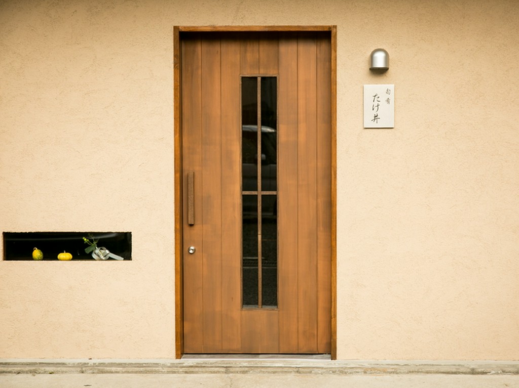 美食への期待が高まる、シンプルな外観