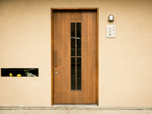 美食への期待が高まる、シンプルな外観