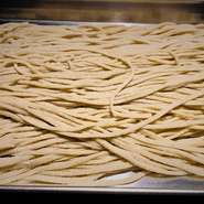 国産蕎麦にこだわり！店主厳選の5種類を蕎麦の状態で使用！