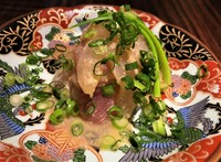 一杯目と合わせる『つきだし』には季節のとびきりの食材が登場。写真の『函館産カワハギの肝和え』のように旬魚介も多く、新蕎麦の時季には『蕎麦の実のおひたし』なども。