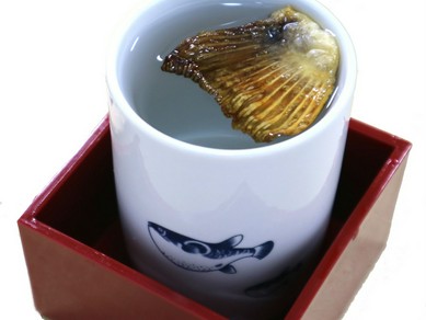 九州の地酒と全国の銘酒を選りすぐり。ヒレ酒もぜひどうぞ！