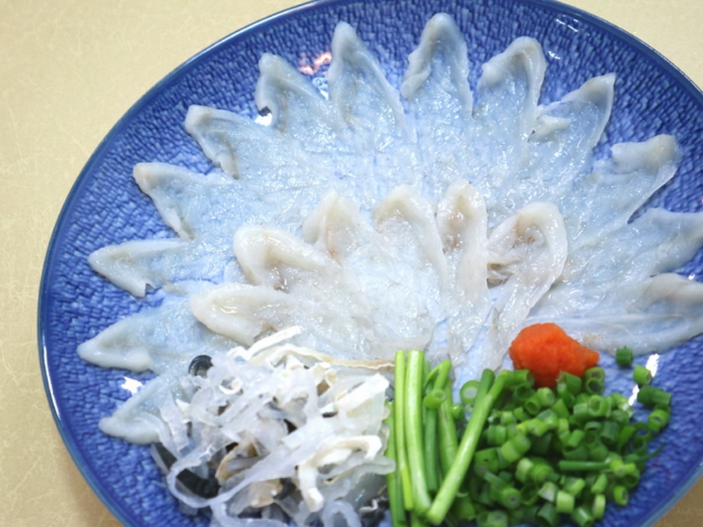 “ふぐの王様”とらふぐの甘みと歯ごたえを満喫『とらふぐ刺身』
