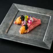 たっぷりの北海道産生雲丹を松阪牛で巻いた『松阪牛の雲丹巻き』は他では味わえない【慶】の創作料理として、最も人気のある前菜です。