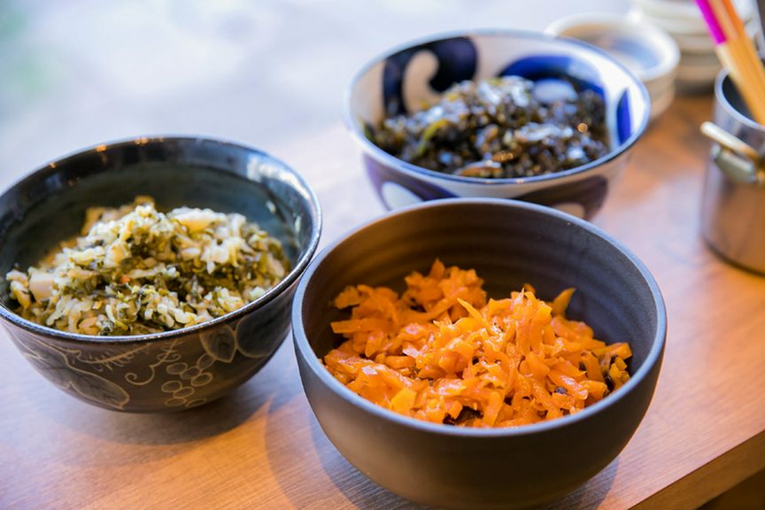 ご飯や漬物はおかわり自由。お腹いっぱいになるまで食べられる