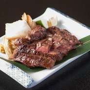 熟成肉の厚切り牛タンは旨味たっぷり。レアに仕上がるようにサッと焼き上げているので、柔らかさは格別です。京都の七味として有名な原了郭の「黒七味」が添えられ、上品な香りとともにいただけます。