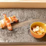 松山に2018年秋にオープンし、地元の食通たちの注目を集める一軒。地元漁港に揚がる旬の鮮魚に加え、大将が東京で長年活躍していた縁で、豊洲市場からも逸品魚介が続々入荷。3種のおまかせコースでご提供。