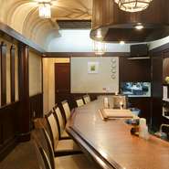 積み重ねてきた歴史を感じる落ち着いた空間は、美味しい香りに包まれています。セットメニューのほか、アラカルトも充実しているので、一人でも洋食を満喫。旅行で島根を訪れた方にもおすすめの洋食店です。