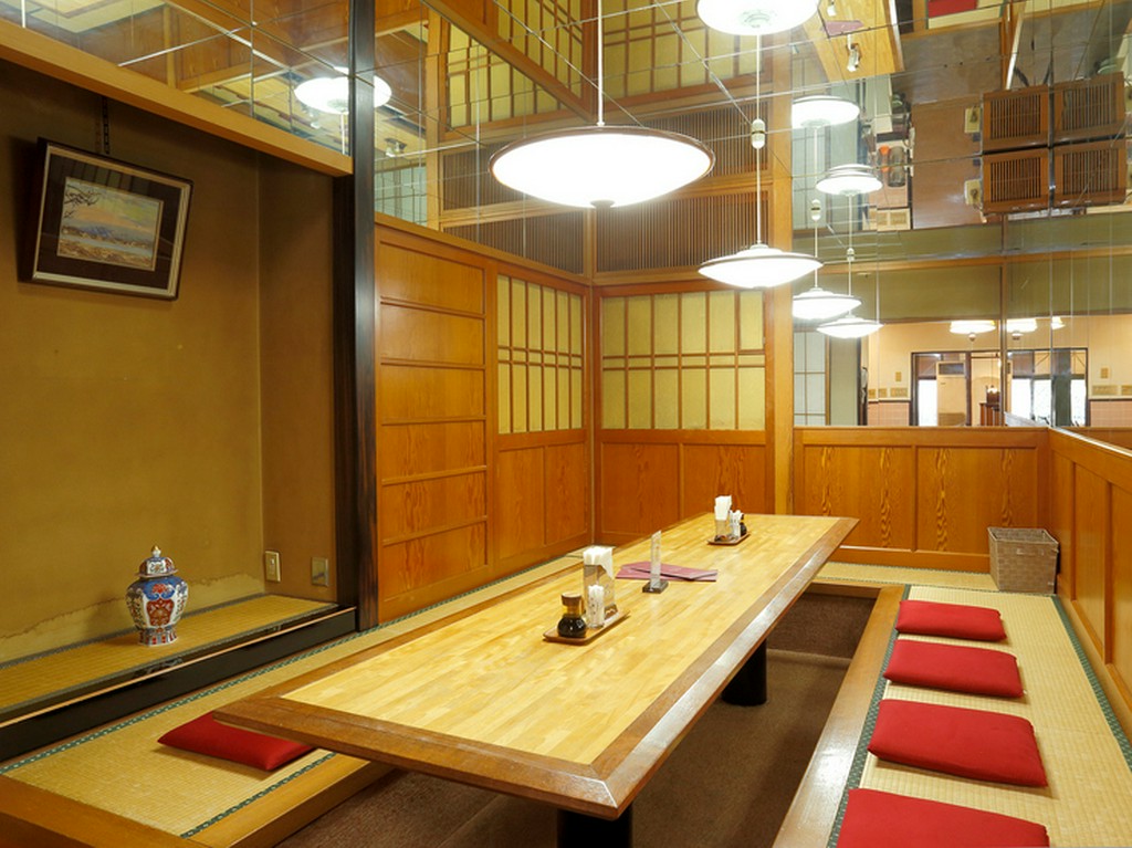 隣席を気にせず、本格洋食メニューを味わえる和風の個室