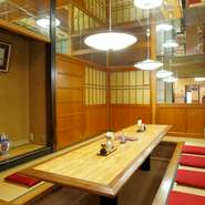 洋館の一角に、和の雰囲気も兼ね備えた個室が完備されています。掘りごたつスタイルの空間は、水入らずの時間を過ごせるおすすめのスペース。家族が集まる日、あるいは気心知れた仲間との時間にいかがでしょう。