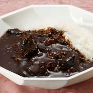 カレー粉と小麦粉をじっくりと時間をかけ、黒色になるまで炒めています。香ばしさが引き立つそのルーには、「しまね和牛」のバラ肉が贅沢に溶け込み、コク深い味わい。