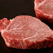 しまね和牛は、柔らかいヒレ・コク深いバラの2種類を買い付けています。経済連から直接仕入れ、価格をかなり抑えているため手頃な価格で提供が可能。豚肉も県産のみにこだわり、地域の美味しさを広めています。