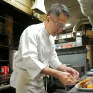 昼は急ぐ方も多いので速やかに、且つオーダー順に料理を出すことを大切にしています。夜はテーブルごとに料理が同じタイミングで提供できることに配慮。調理時間を計算しながらベストな状態で料理をつくっています。