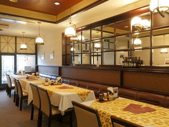 歴史感じる空間で、肩肘を張らずくつろげるレストラン