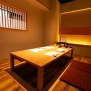 【鶏肉と酒の専門店　鶏　-けい-】には本館と別館の2つがあります。別館は個室となっているため、接待や会食などにうってつけ。人の気配を気にせず、プライベートな時間が過ごせます。				