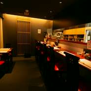 本館はテーブル席だけでなく、カウンター席も用意。一人で訪れても、ゆったりと過ごすことができます。				