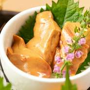 【鶏肉と酒の専門店　鶏　-けい-】が扱う「讃岐姫っ子どり」は、熟練の職人が厳選しているブランド鶏です。しかも自社加工処理場のみで生産しているため、鮮度は抜群です。