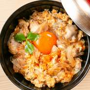 米は香川県産こしひかりを使用するなど地元にこだわっていますが、おいしい卵を探し求めた結果、広島「向原農園」の赤玉にたどり着きました。鶏肉に負けない濃厚な味わいは『親子丼』で楽しむことができます。				