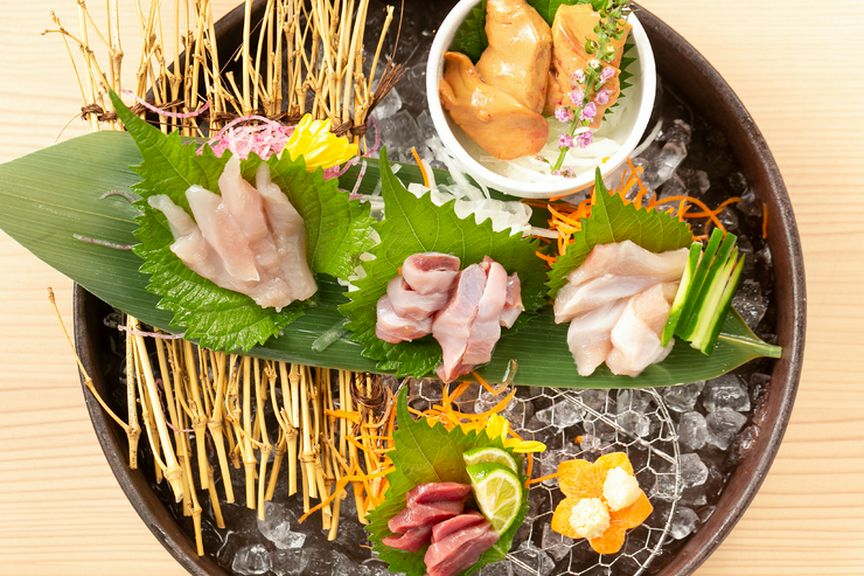 肉の野性味と適度な歯ごたえが味わえる『鶏刺し盛り合わせ（五種）』