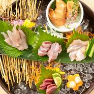 熟練の職人によって、脂ノリがいいものだけを厳選している「讃岐姫っ子どり」。ささみ・むね・もも・肝など、姫っ子どりのさまざまな部位を刺身で味わえる『鶏刺し盛り合わせ（五種）』は、野性味あふれる一品です。