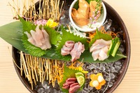 肉の野性味と適度な歯ごたえが味わえる『鶏刺し盛り合わせ(五種)』