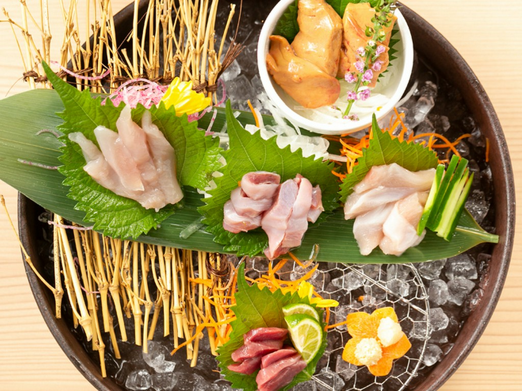 肉の野性味と適度な歯ごたえが味わえる『鶏刺し盛り合わせ（五種）』