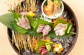 肉の野性味と適度な歯ごたえが味わえる『鶏刺し盛り合わせ（五種）』