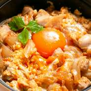 濃いめの味に仕上げる『親子丼』は広島「向原農園」で生産される赤玉を使用。濃厚な味を求めてたどりついただけあってコクと旨みが強く、丼の味をしっかり引き立てています。これだけ目当てに訪れる人もいるほど。