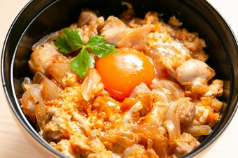 濃厚な卵の旨みが息づく『親子丼』