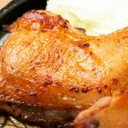 『骨付鳥』は「姫っ子どり」またはひな鳥を選べます。「姫っ子どり」は肉質がしっかりしていて旨みが強いのが特徴。一方ひな鳥は柔らかな肉質が楽しめます。塩コショウとガーリックでスパイシージューシィに。