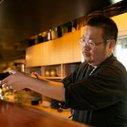 私は一見強面なのですが（笑）、とてもフレンドリーな性格です。ですからタイミングを見計らって、積極的にコミュニケーションを取りたいと考えています。食事だけでなく、会話も楽しんでもらえるとうれしいですね。