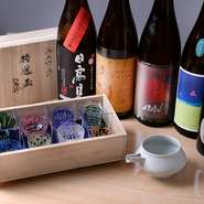 「田中六五」など福岡の地酒が豊富に揃い、東北・広島・京都など日本各地の酒処の銘酒も充実。季節酒、レア銘柄も続々登場します。1杯目は江戸切子でご提供。お好みのグラスを選んで、お楽しみいただけます。