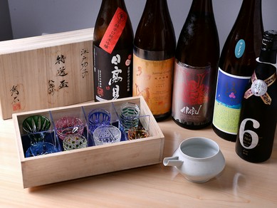 九州の地酒を中心に銘酒がずらり。1杯目は江戸切子でどうぞ
