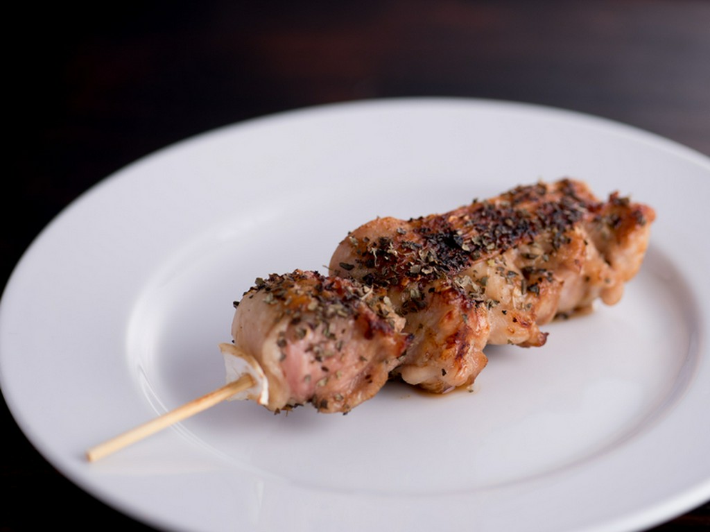 ドライバジルとローズマリーがアクセントの『とりもも香草バジル焼き』