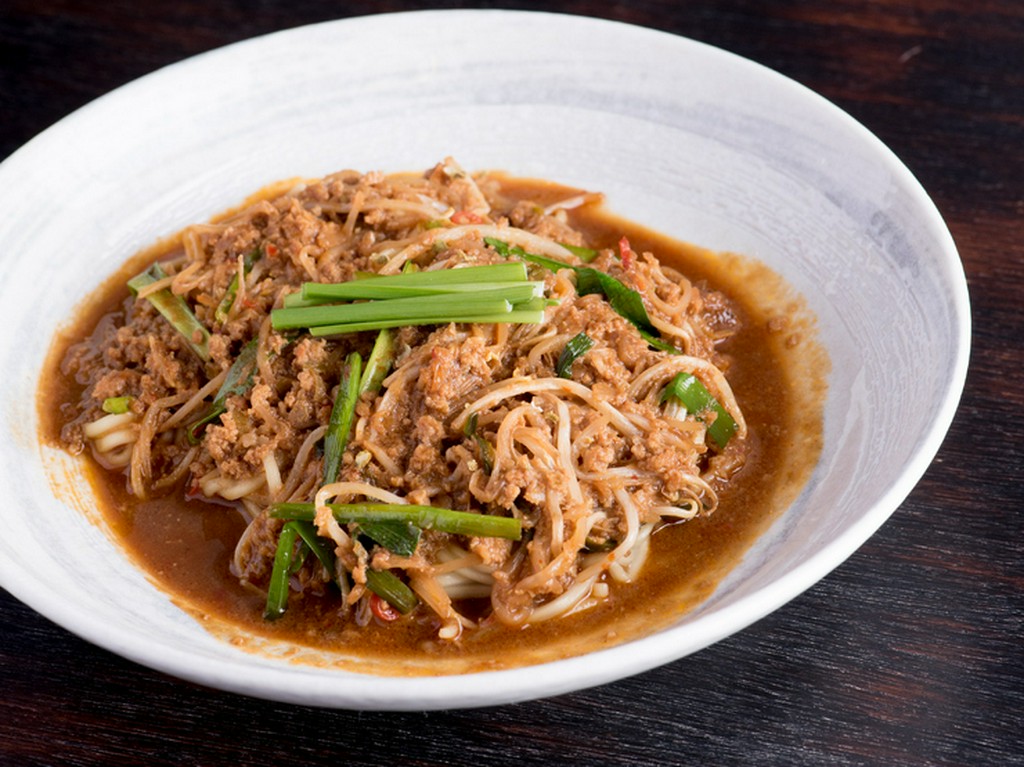 豚ひき肉、ニラ、ニンニク、ゴマでオーソドックスに楽しめる『しん吉汁なし辛担々麺』