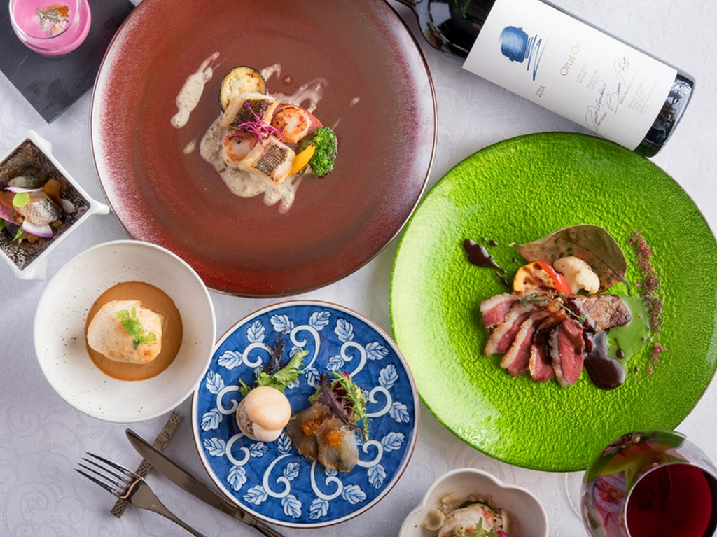 和×フレンチの皿、料理と器の調和、心地いい空間のすべてが揃う