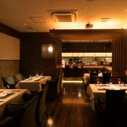 西中洲大通り沿い、Spazio4階にある店。テーブル席とカウンター席に加え、店内中2階に隠れ家的な個室があり、さらに開放的なテラス席もご用意。その日の気分とシーンに応じて、お好みの空間でくつろげます。