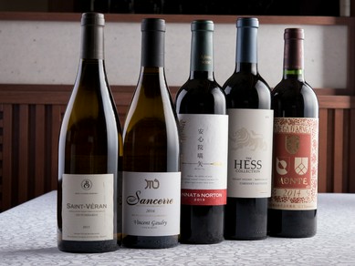 和×フレンチの皿に合う、注目の日本ワインやフランス産が豊富