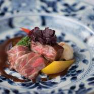 肉本来の旨みに優れる赤牛の赤身肉を吟味。繊細な火入れで調理し、噛むごとに赤身肉の風味と肉汁の旨みに染み入る一皿に。ソースは赤味噌のコクと甘みで和のエッセンスを加えたソース、ペリグーソースの2種を用意。