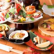 上質な地元産の食材を仕入れ、季節感たっぷりに仕上げる会席。彩りや味わいだけでなく、器でも四季を演出しています。基本を守った一品ひと品は、正真正銘の手づくり。心がほっこりするやさしい味わいです。